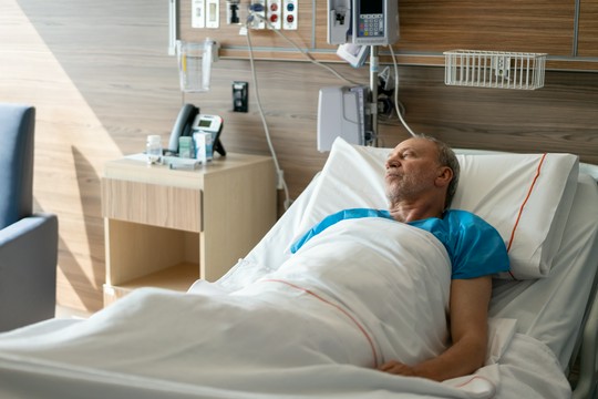 osoba leżąca w szpitalu